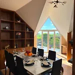 Entire 2nd Floor Of With 3bedroom With Large Garden,bbq,pool,sauna,free Parking *