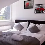 Entire 2nd Floor Of With 3bedroom With Large Garden,bbq,pool,sauna,free Parking Orman Evi *