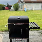 Entire 2nd Floor Of With 3bedroom With Large Garden,bbq,pool,sauna,free Parking *