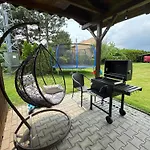 Entire 2nd Floor Of With 3bedroom With Large Garden,bbq,pool,sauna,free Parking
