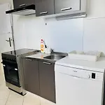 Entire 2nd Floor Of With 3bedroom With Large Garden,bbq,pool,sauna,free Parking *