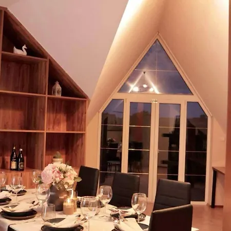 Entire 2nd Floor Of With 3bedroom With Large Garden,bbq,pool,sauna,free Parking אכסניה