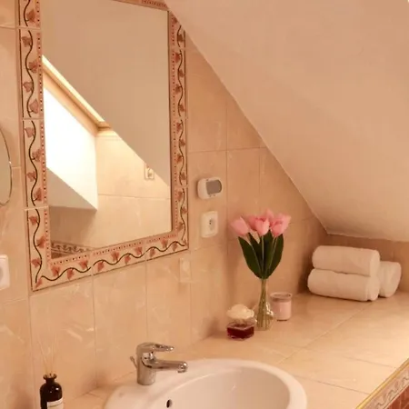 אכסניה Entire 2nd Floor Of With 3bedroom With Large Garden,bbq,pool,sauna,free Parking