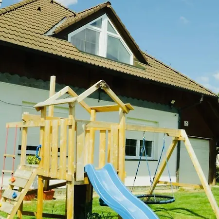 Entire 2nd Floor Of With 3bedroom With Large Garden,bbq,pool,sauna,free Parking Lodge *