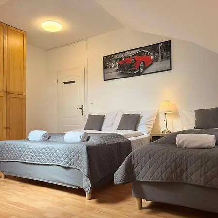 Entire 2nd Floor Of With 3bedroom With Large Garden,bbq,pool,sauna,free Parking אכסניה