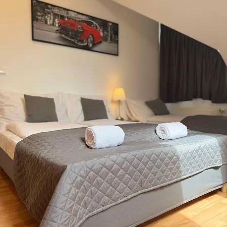 אכסניה Entire 2nd Floor Of With 3bedroom With Large Garden,bbq,pool,sauna,free Parking Popovičky