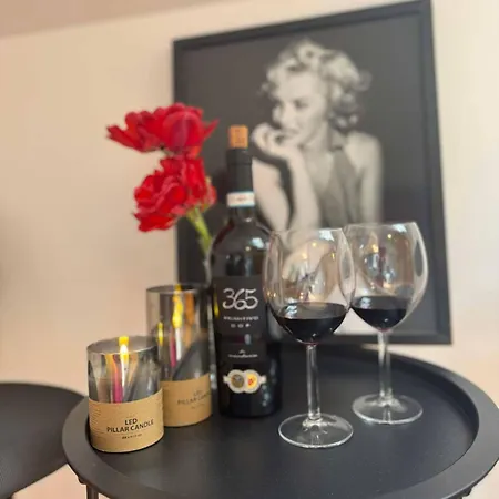 Entire 2nd Floor Of With 3bedroom With Large Garden,bbq,pool,sauna,free Parking