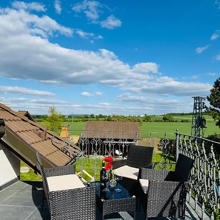 Entire 2nd Floor Of With 3bedroom With Large Garden,bbq,pool,sauna,free Parking Lodge *