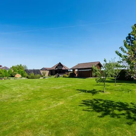 Entire 2nd Floor Of With 3bedroom With Large Garden,bbq,pool,sauna,free Parking *