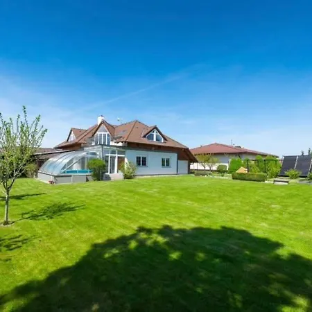 Entire 2nd Floor Of With 3bedroom With Large Garden,bbq,pool,sauna,free Parking אכסניה Popovičky