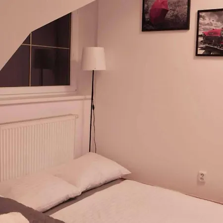 Entire 2nd Floor Of With 3bedroom With Large Garden,bbq,pool,sauna,free Parking אכסניה Popovičky