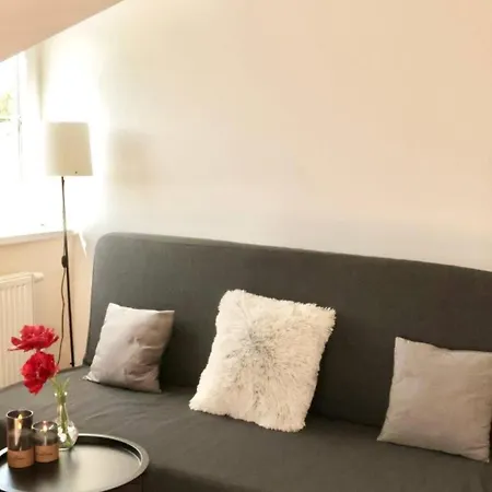 Entire 2nd Floor Of With 3bedroom With Large Garden,bbq,pool,sauna,free Parking