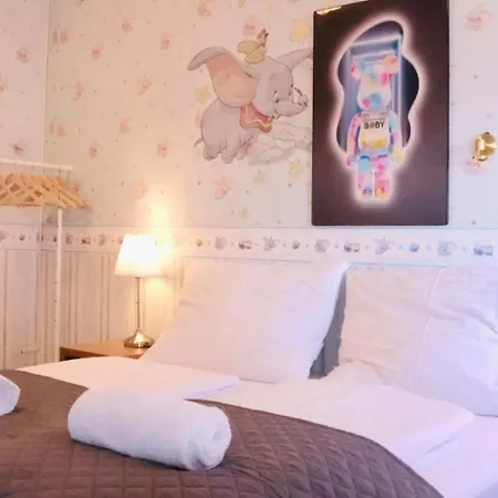 Entire 2nd Floor Of With 3bedroom With Large Garden,bbq,pool,sauna,free Parking Lodge