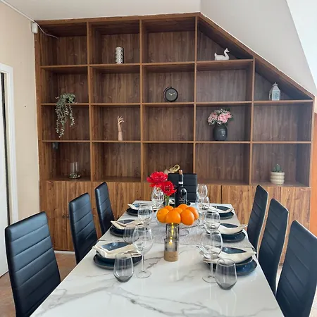 Lodge Entire 2nd Floor Of With 3bedroom With Large Garden,bbq,pool,sauna,free Parking