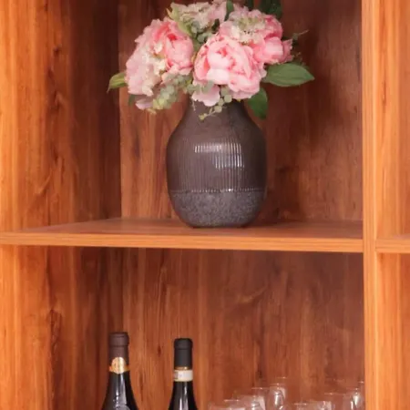 Entire 2nd Floor Of With 3bedroom With Large Garden,bbq,pool,sauna,free Parking Lodge *