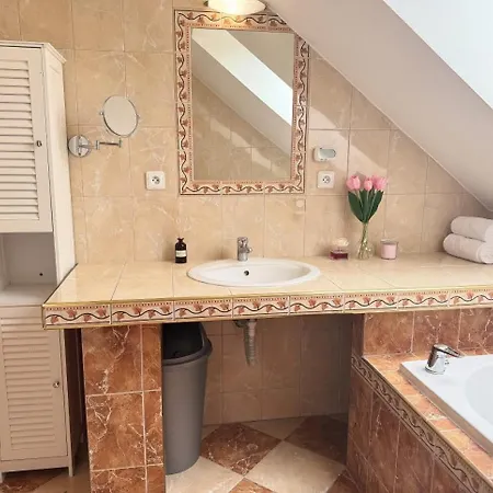 Entire 2nd Floor Of With 3bedroom With Large Garden,bbq,pool,sauna,free Parking אכסניה Popovičky