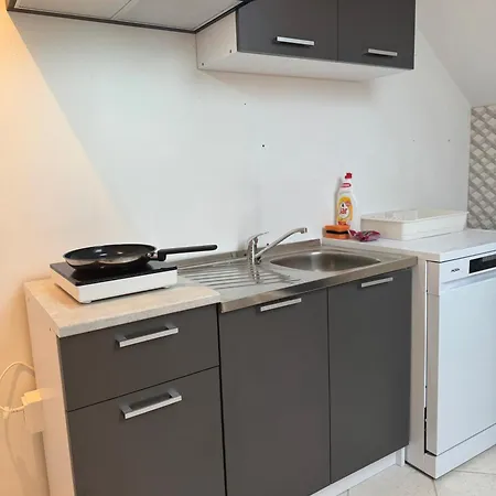 Entire 2nd Floor Of With 3bedroom With Large Garden,bbq,pool,sauna,free Parking