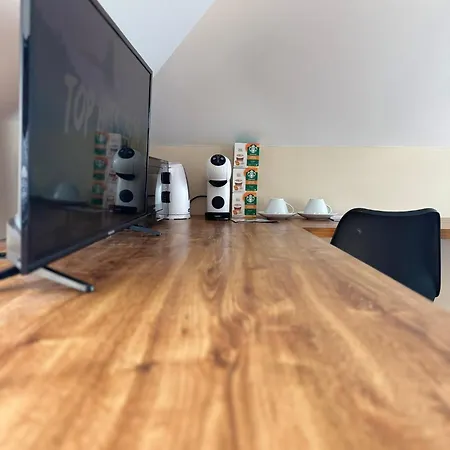 Entire 2nd Floor Of With 3bedroom With Large Garden,bbq,pool,sauna,free Parking Lodge *