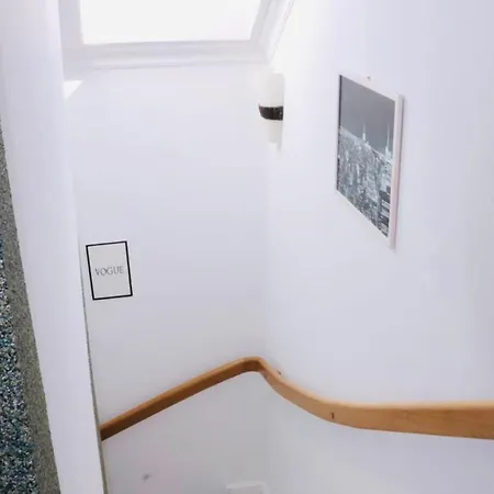 Lodge Entire 2nd Floor Of With 3bedroom With Large Garden,bbq,pool,sauna,free Parking *