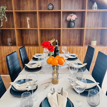 Entire 2nd Floor Of With 3bedroom With Large Garden,bbq,pool,sauna,free Parking Lodge *