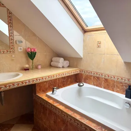 אכסניה Entire 2nd Floor Of With 3bedroom With Large Garden,bbq,pool,sauna,free Parking Popovičky