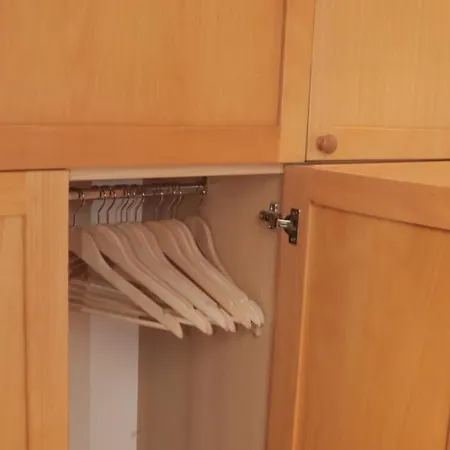 Entire 2nd Floor Of With 3bedroom With Large Garden,bbq,pool,sauna,free Parking Lodge *