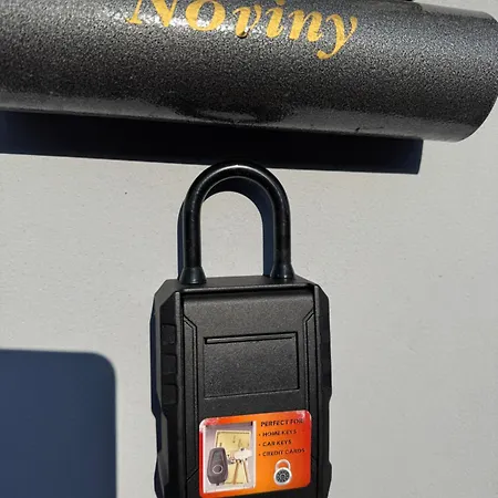 Entire 2nd Floor Of With 3bedroom With Large Garden,bbq,pool,sauna,free Parking *