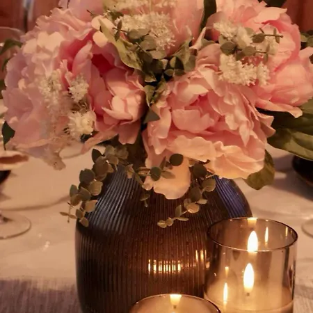 Entire 2nd Floor Of With 3bedroom With Large Garden,bbq,pool,sauna,free Parking