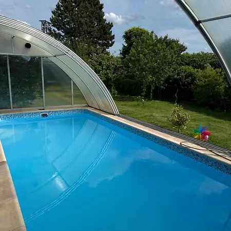 Entire 2nd Floor Of With 3bedroom With Large Garden,bbq,pool,sauna,free Parking אכסניה Popovičky