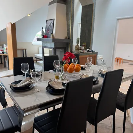 Entire 2nd Floor Of With 3bedroom With Large Garden,bbq,pool,sauna,free Parking אכסניה