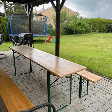 Entire 2nd Floor Of With 3bedroom With Large Garden,bbq,pool,sauna,free Parking Lodge *