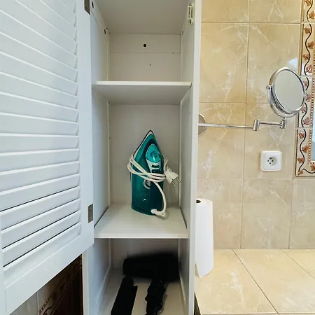 Entire 2nd Floor Of With 3bedroom With Large Garden,bbq,pool,sauna,free Parking אכסניה Popovičky