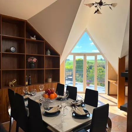 Entire 2nd Floor Of With 3bedroom With Large Garden,bbq,pool,sauna,free Parking *