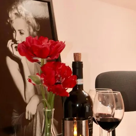 Entire 2nd Floor Of With 3bedroom With Large Garden,bbq,pool,sauna,free Parking אכסניה