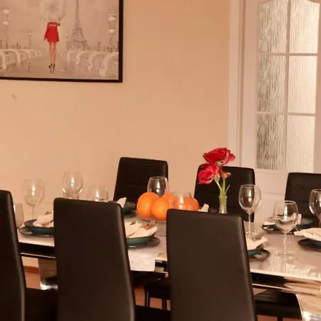 אכסניה Entire 2nd Floor Of With 3bedroom With Large Garden,bbq,pool,sauna,free Parking *