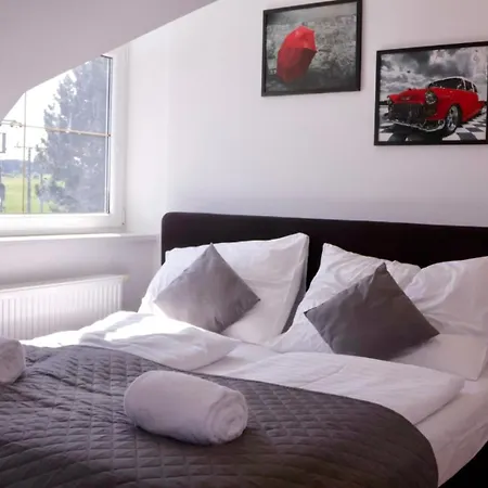 Entire 2nd Floor Of With 3bedroom With Large Garden,bbq,pool,sauna,free Parking Lodge *