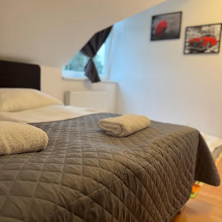 אכסניה Entire 2nd Floor Of With 3bedroom With Large Garden,bbq,pool,sauna,free Parking *