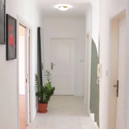 Entire 2nd Floor Of With 3bedroom With Large Garden,bbq,pool,sauna,free Parking אכסניה Popovičky