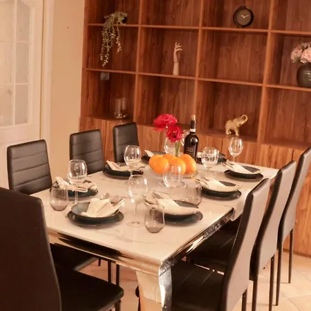 Entire 2nd Floor Of With 3bedroom With Large Garden,bbq,pool,sauna,free Parking *