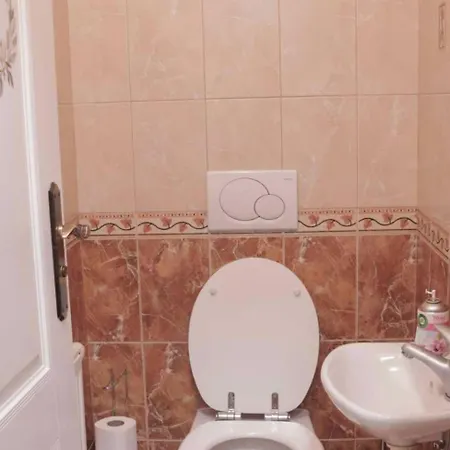 Entire 2nd Floor Of With 3bedroom With Large Garden,bbq,pool,sauna,free Parking