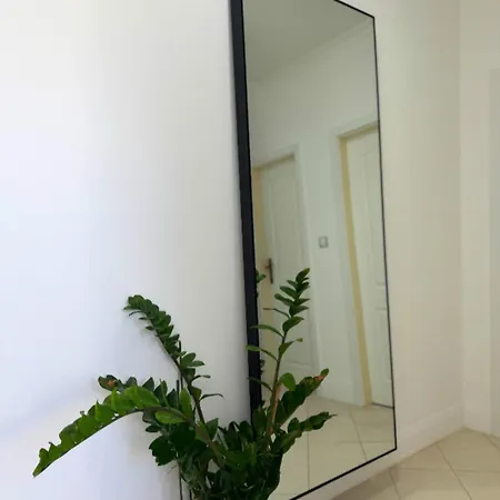 Entire 2nd Floor Of With 3bedroom With Large Garden,bbq,pool,sauna,free Parking אכסניה