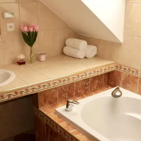 Entire 2nd Floor Of With 3bedroom With Large Garden,bbq,pool,sauna,free Parking *