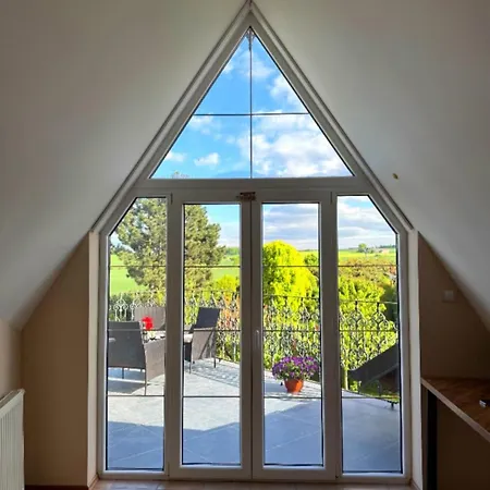 Entire 2nd Floor Of With 3bedroom With Large Garden,bbq,pool,sauna,free Parking