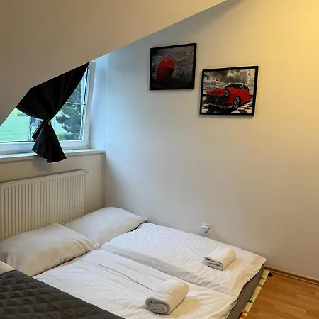 Entire 2nd Floor Of With 3bedroom With Large Garden,bbq,pool,sauna,free Parking אכסניה
