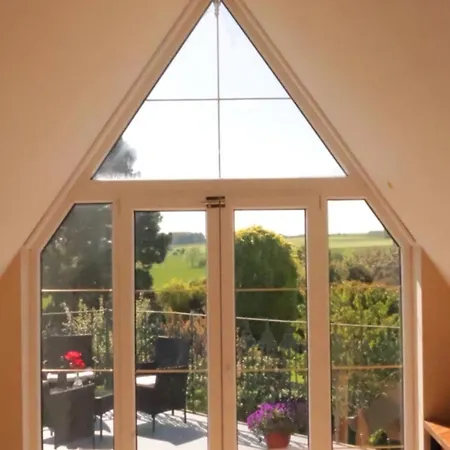 Entire 2nd Floor Of With 3bedroom With Large Garden,bbq,pool,sauna,free Parking Lodge *