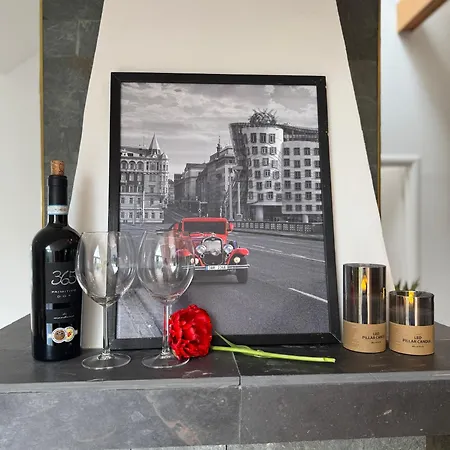 Lodge Entire 2nd Floor Of With 3bedroom With Large Garden,bbq,pool,sauna,free Parking *