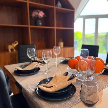 Entire 2nd Floor Of With 3bedroom With Large Garden,bbq,pool,sauna,free Parking אכסניה Popovičky