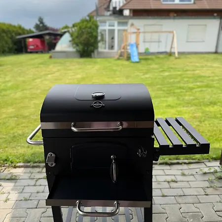 Entire 2nd Floor Of With 3bedroom With Large Garden,bbq,pool,sauna,free Parking *