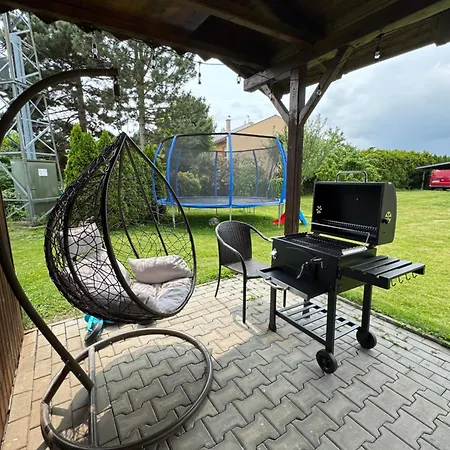 Entire 2nd Floor Of With 3bedroom With Large Garden,bbq,pool,sauna,free Parking