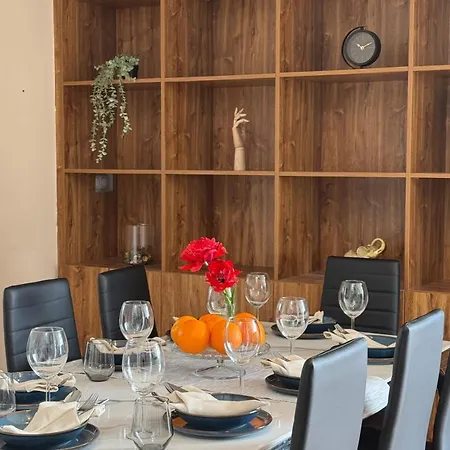 Entire 2nd Floor Of With 3bedroom With Large Garden,bbq,pool,sauna,free Parking אכסניה